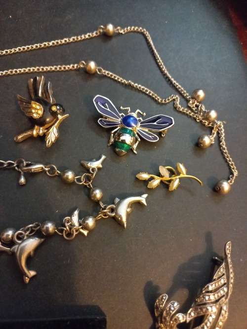 Costume jewelery lot, including an marcasite brooch