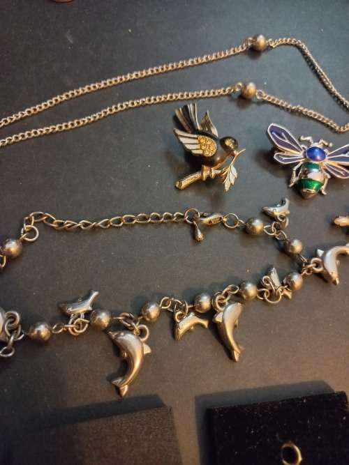 Costume jewelery lot, including an marcasite brooch