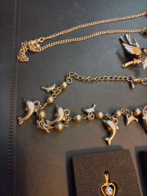 Costume jewelery lot, including an marcasite brooch