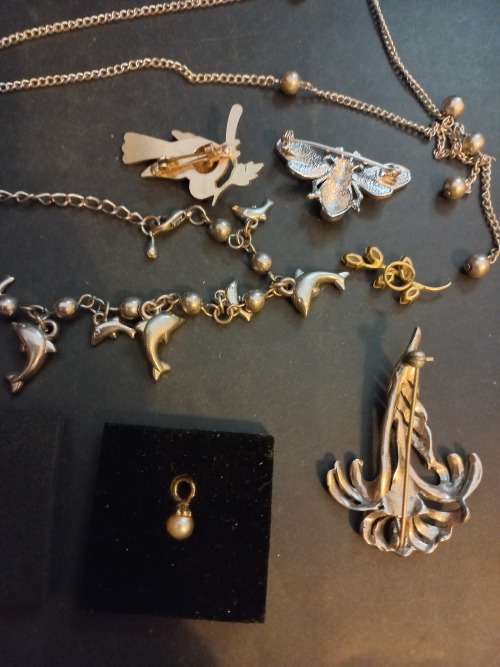 Costume jewelery lot, including an marcasite brooch