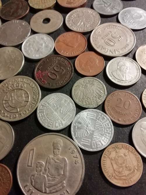 Mixed international coins x 100. Bid per coin to take all 100.