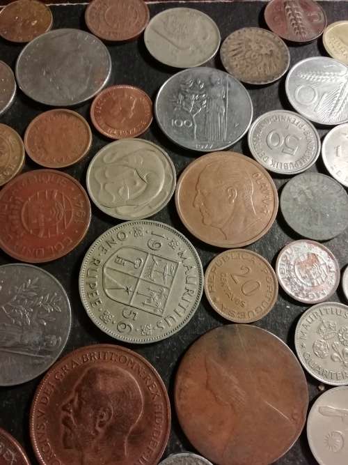 Mixed international coins x 100. Bid per coin to take all 100.