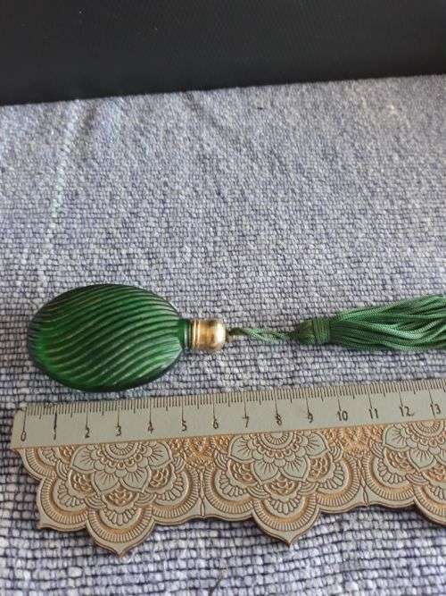 BEAUTIFUL GREEN RIBBED PERFUME BOTTLE WITH A TASSLE