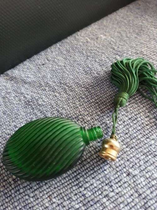 BEAUTIFUL GREEN RIBBED PERFUME BOTTLE WITH A TASSLE