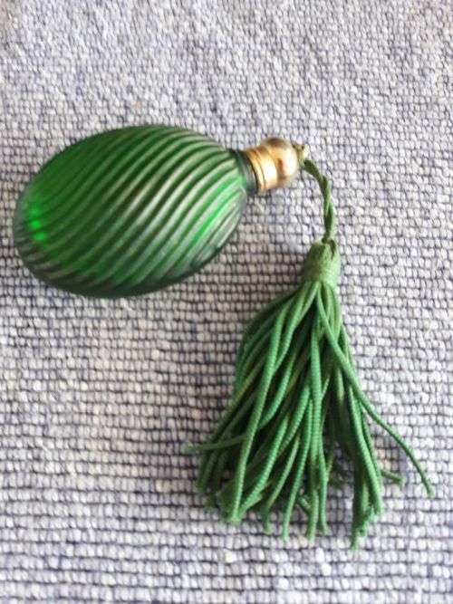 BEAUTIFUL GREEN RIBBED PERFUME BOTTLE WITH A TASSLE
