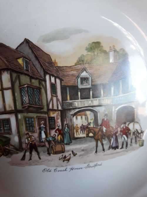 BEAUTIFUL  WILLSGROVE WARE CERAMIC PLATE DEPICTING " OLD COACH HOUSE -STRATFORD"