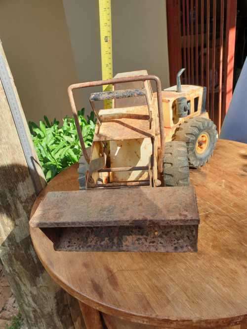 LARGE 1970S TONKA FRONT END LOADER
