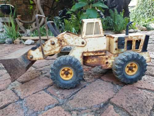 LARGE 1970S TONKA FRONT END LOADER