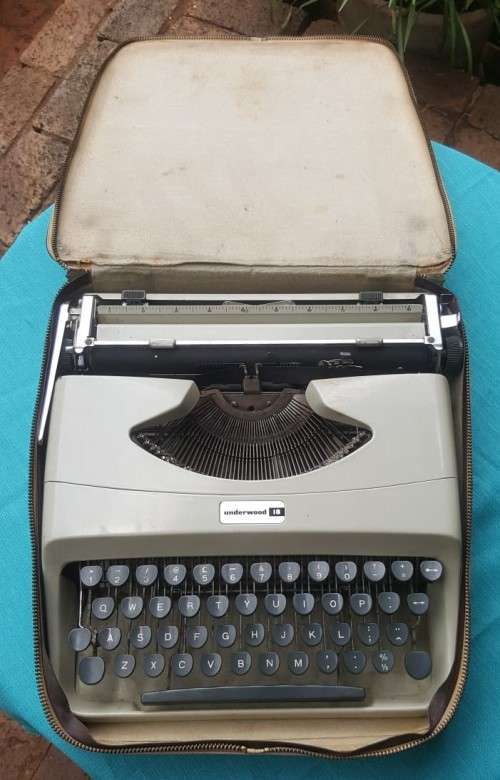 AN OLD 1960s UNDERWOOD 18 TYPEWRITER
