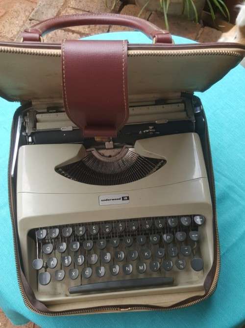 AN OLD 1960s UNDERWOOD 18 TYPEWRITER