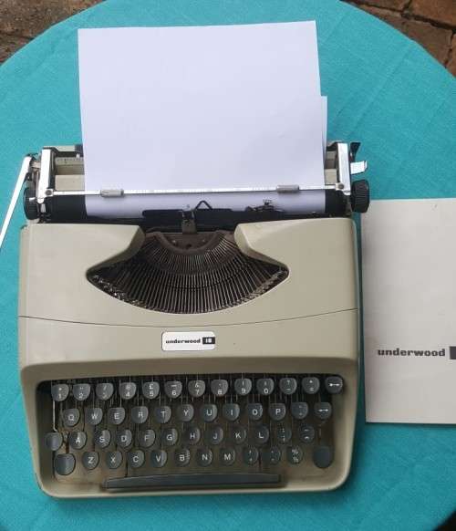 AN OLD 1960s UNDERWOOD 18 TYPEWRITER