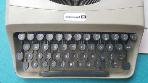 AN OLD 1960s UNDERWOOD 18 TYPEWRITER