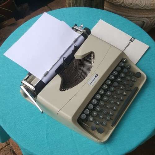 AN OLD 1960s UNDERWOOD 18 TYPEWRITER