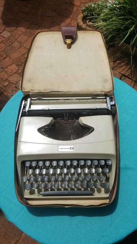AN OLD 1960s UNDERWOOD 18 TYPEWRITER