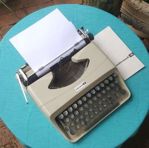 AN OLD 1960s UNDERWOOD 18 TYPEWRITER