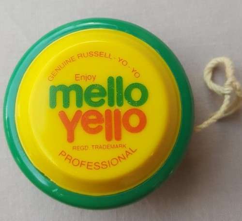VINTAGE GENUINE RUSSELL MELLO YELLO YO-YO IN NEAR PERFECT CONDITION VERY RARE