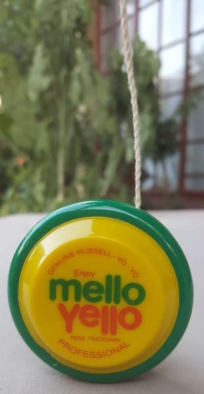 VINTAGE GENUINE RUSSELL MELLO YELLO YO-YO IN NEAR PERFECT CONDITION VERY RARE