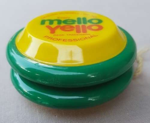 VINTAGE GENUINE RUSSELL MELLO YELLO YO-YO IN NEAR PERFECT CONDITION VERY RARE