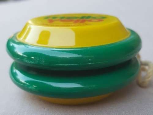 VINTAGE GENUINE RUSSELL MELLO YELLO YO-YO IN NEAR PERFECT CONDITION VERY RARE