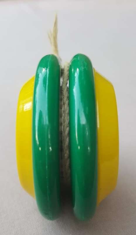 VINTAGE GENUINE RUSSELL MELLO YELLO YO-YO IN NEAR PERFECT CONDITION VERY RARE