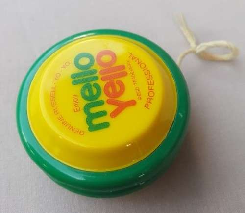 VINTAGE GENUINE RUSSELL MELLO YELLO YO-YO IN NEAR PERFECT CONDITION VERY RARE