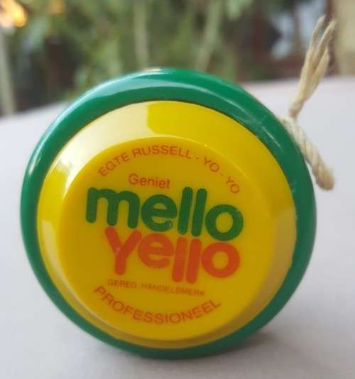 VINTAGE GENUINE RUSSELL MELLO YELLO YO-YO IN NEAR PERFECT CONDITION VERY RARE