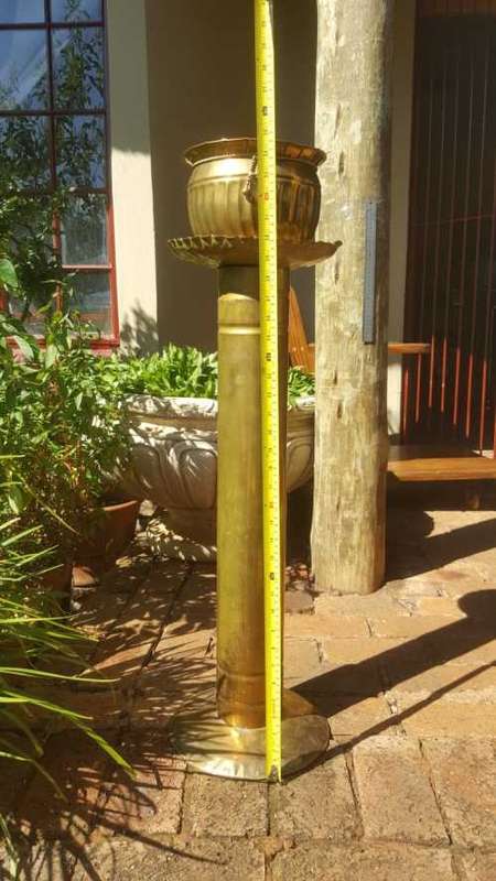 IMPOSING ROMAN LOOK BRASS POT ON PEDESTAL
