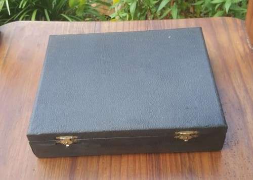 RARE VINTAGE EUROPEAN STYLE GAMING POKER PLAQUE CHIP SET