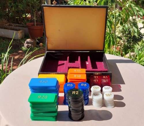 RARE VINTAGE EUROPEAN STYLE GAMING POKER PLAQUE CHIP SET