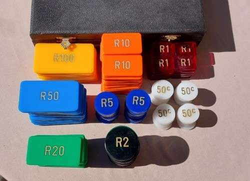 RARE VINTAGE EUROPEAN STYLE GAMING POKER PLAQUE CHIP SET