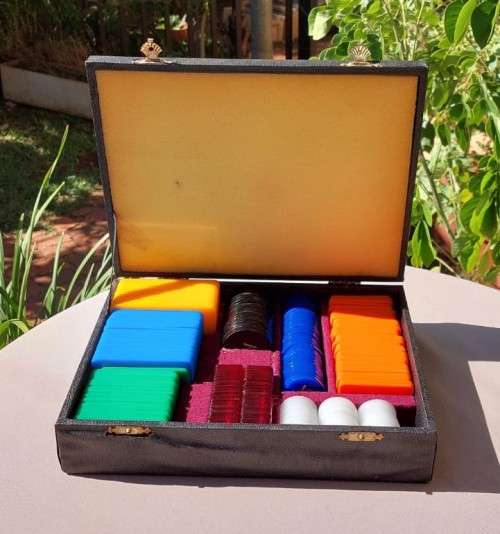 RARE VINTAGE EUROPEAN STYLE GAMING POKER PLAQUE CHIP SET