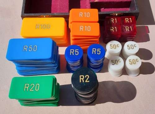 RARE VINTAGE EUROPEAN STYLE GAMING POKER PLAQUE CHIP SET
