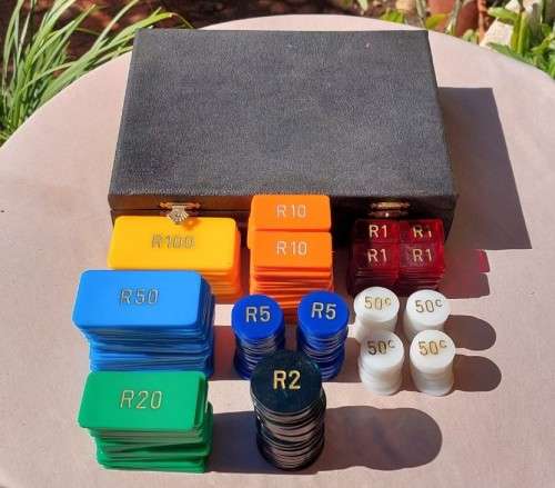 RARE VINTAGE EUROPEAN STYLE GAMING POKER PLAQUE CHIP SET