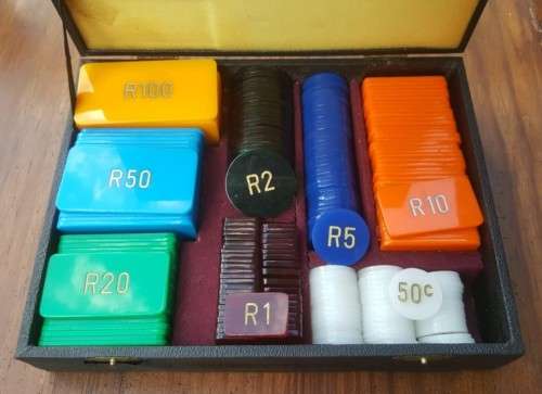 RARE VINTAGE EUROPEAN STYLE GAMING POKER PLAQUE CHIP SET