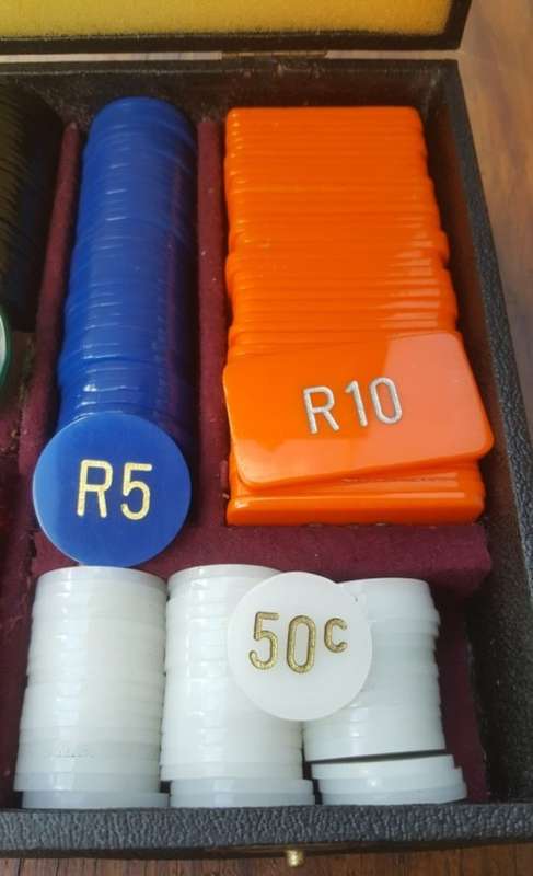 RARE VINTAGE EUROPEAN STYLE GAMING POKER PLAQUE CHIP SET