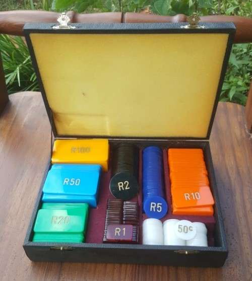 RARE VINTAGE EUROPEAN STYLE GAMING POKER PLAQUE CHIP SET