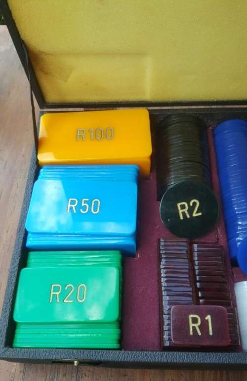 RARE VINTAGE EUROPEAN STYLE GAMING POKER PLAQUE CHIP SET