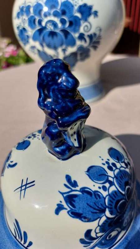 BEAUTIFUL LARGE 30CM HIGH BLAUW DELFTS DISTEL SCR HANDPAINTED JAR WITH LION LID MADE IN HOLLAND