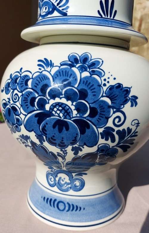 BEAUTIFUL LARGE 30CM HIGH BLAUW DELFTS DISTEL SCR HANDPAINTED JAR WITH LION LID MADE IN HOLLAND