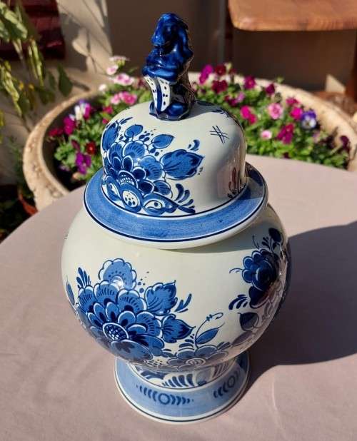 BEAUTIFUL LARGE 30CM HIGH BLAUW DELFTS DISTEL SCR HANDPAINTED JAR WITH LION LID MADE IN HOLLAND