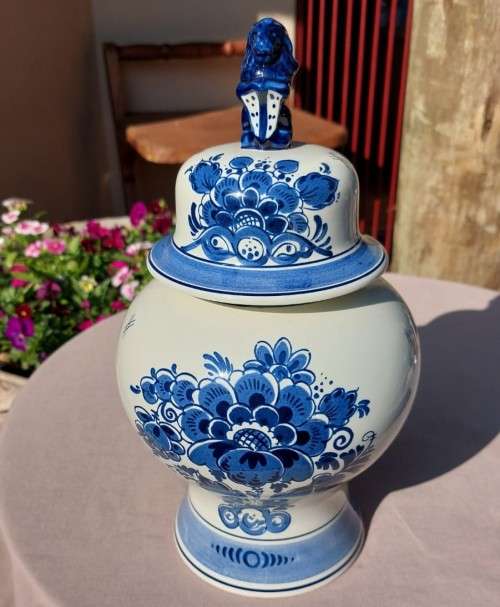 BEAUTIFUL LARGE 30CM HIGH BLAUW DELFTS DISTEL SCR HANDPAINTED JAR WITH LION LID MADE IN HOLLAND