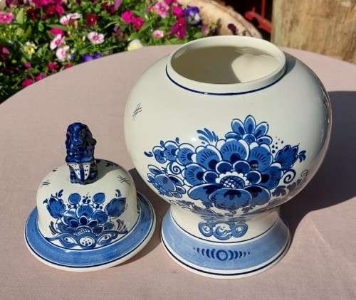 BEAUTIFUL LARGE 30CM HIGH BLAUW DELFTS DISTEL SCR HANDPAINTED JAR WITH LION LID MADE IN HOLLAND