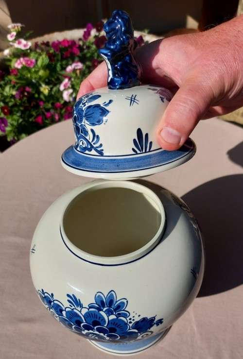 BEAUTIFUL LARGE 30CM HIGH BLAUW DELFTS DISTEL SCR HANDPAINTED JAR WITH LION LID MADE IN HOLLAND