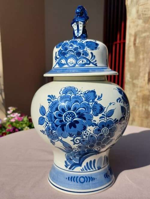 BEAUTIFUL LARGE 30CM HIGH BLAUW DELFTS DISTEL SCR HANDPAINTED JAR WITH LION LID MADE IN HOLLAND