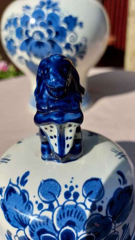 BEAUTIFUL LARGE 30CM HIGH BLAUW DELFTS DISTEL SCR HANDPAINTED JAR WITH LION LID MADE IN HOLLAND