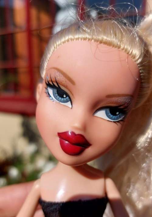 HIGHLY COLLECTABLE AND VERY RARE FIRST EDITION MGA 2001 BRATZ DOLL CHLOE