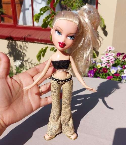HIGHLY COLLECTABLE AND VERY RARE FIRST EDITION MGA 2001 BRATZ DOLL CHLOE