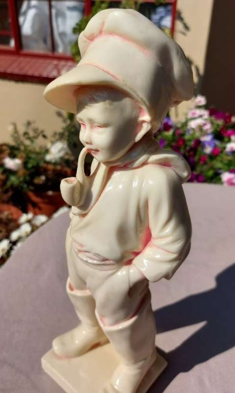 SIGNED ARTA FINA LARGE (31CM HIGH) RESIN STATUE OF YOUNG BOY SMOKING PIPE