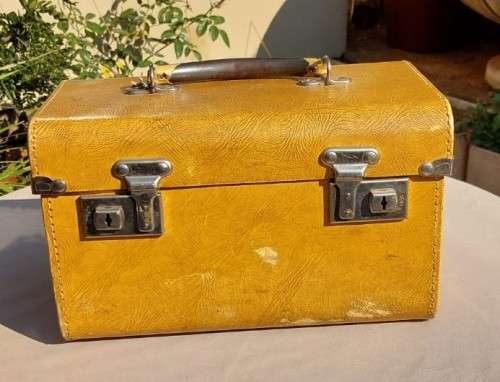 ICONIC VINTAGE 1960S LADIES CHENEY ENGLAND HARD SHELL VANITY CASE WITH 2 KEYS