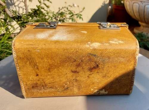ICONIC VINTAGE 1960S LADIES CHENEY ENGLAND HARD SHELL VANITY CASE WITH 2 KEYS